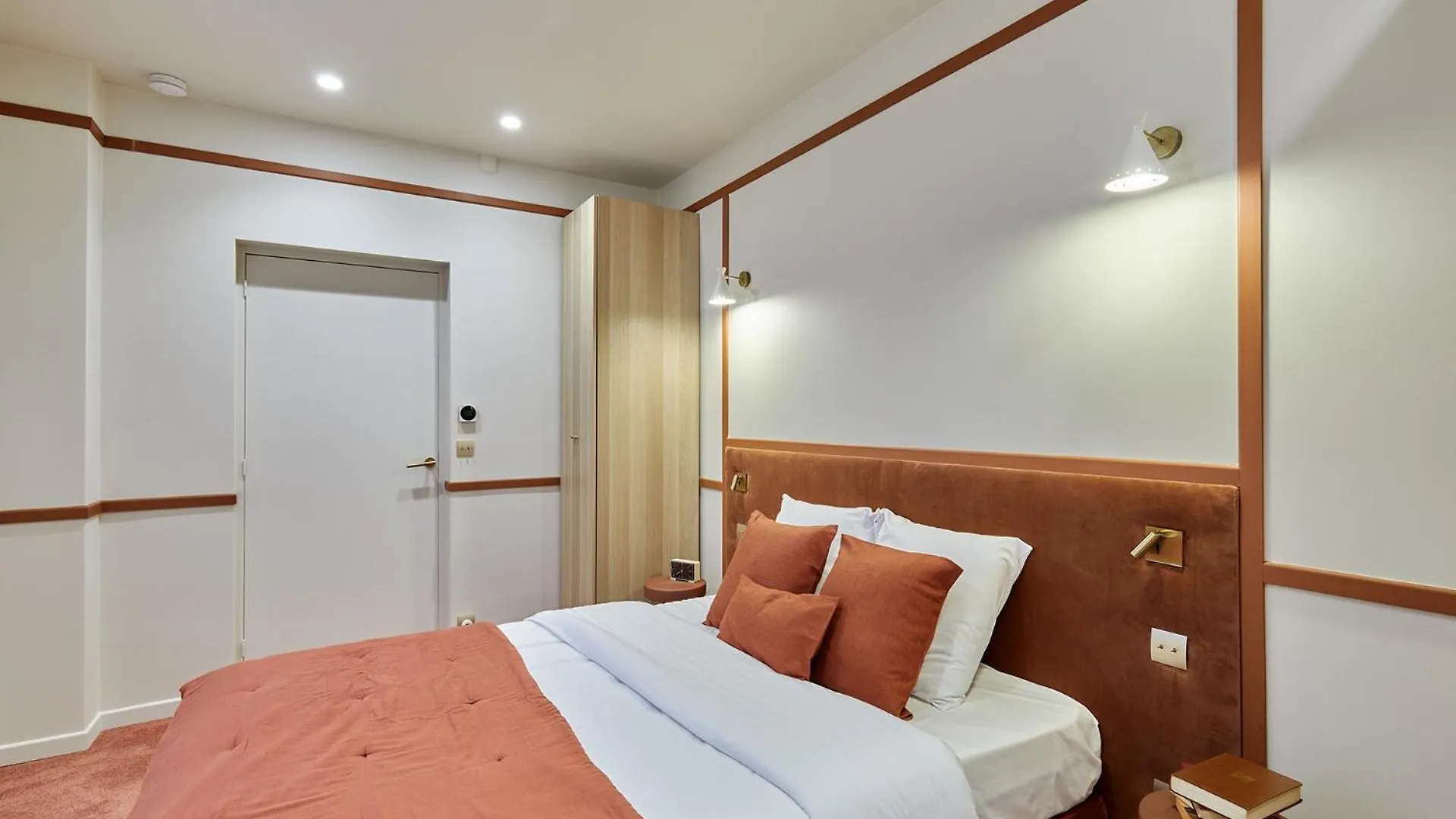 Apartment Center Of Paris By Studio Prestige