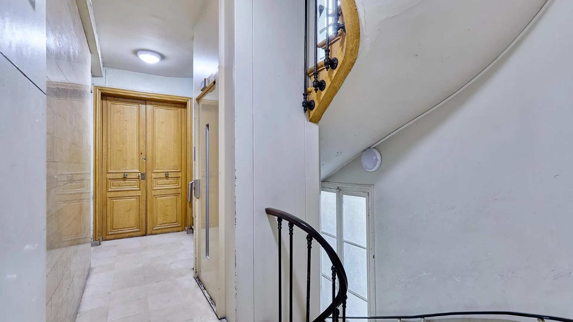 Apartment Center Of Paris By Studio Prestige