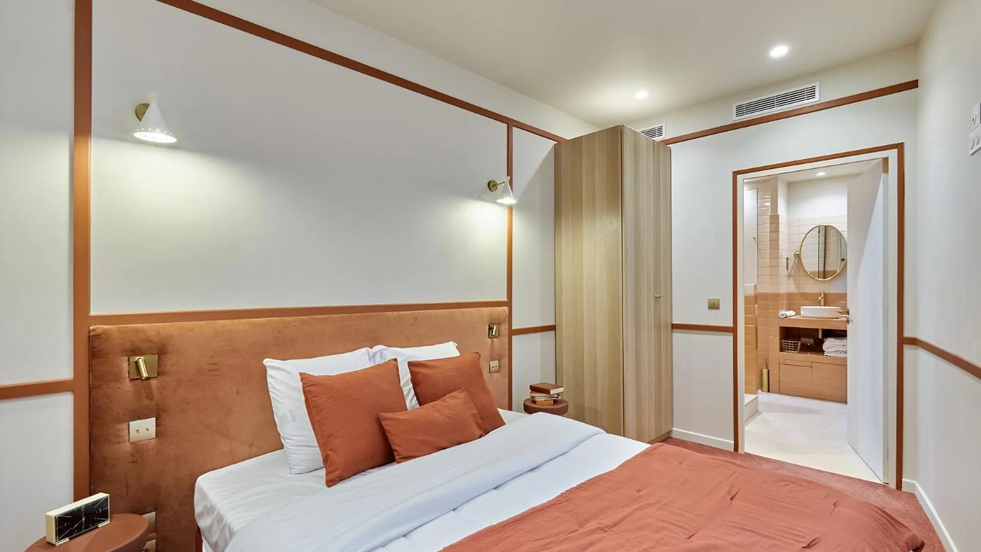 Apartment Center Of Paris By Studio Prestige